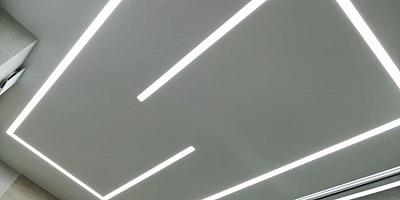 Световые линии натяжной потолок в ванную
