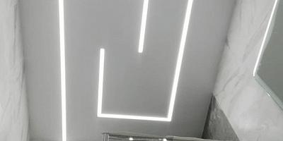 Световые линии потолок в ванную