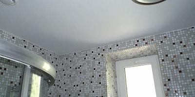 Матовый натяжной потолок в ванную