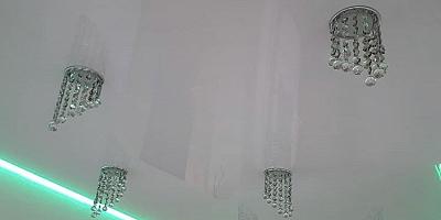 Парящий натяжной потолок в гостиную