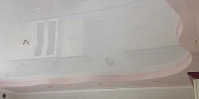 Двухуровневый натяжной потолок на кухню